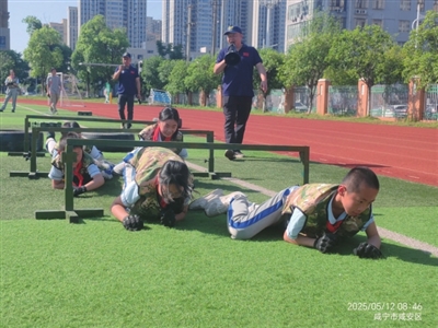 國防教育暨國防體育挑戰(zhàn)賽進(jìn)校園 咸寧高新外校多維教育厚植家國情懷