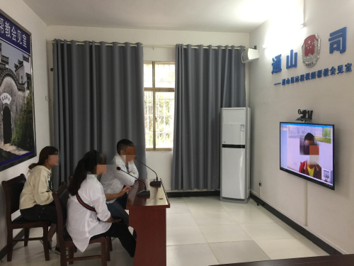 2018年9月26日，社區(qū)服刑人員孫某在縣社矯中心遠(yuǎn)程視頻會(huì)見(jiàn)室會(huì)見(jiàn)了其在沙洋戒毒所接受戒毒矯治的兒子。.jpg